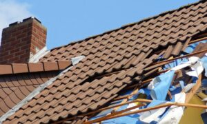 ein hausdach wurde durch einen sturm abgedeckt