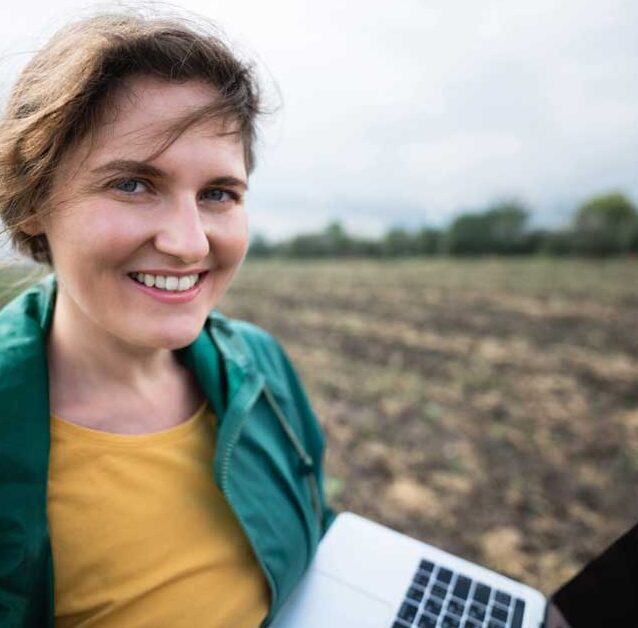 Landwirtin mit Laptop